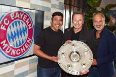 Giovane Elber und Norbert Dobeleit mit Sanjiv Singh FC Bayern Store Opening mit Giovane Elber im Ingolstadt Village am 09.09.2022 Foto: BrauerPhotos / G.Nitschke
